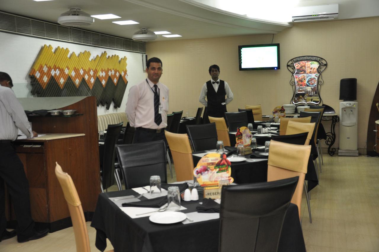 Hotel Gurukripa Daman Ngoại thất bức ảnh