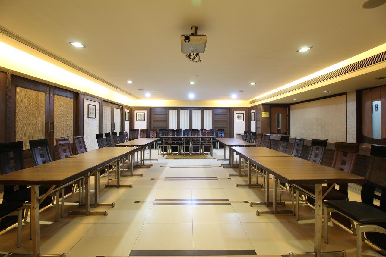 Hotel Gurukripa Daman Ngoại thất bức ảnh