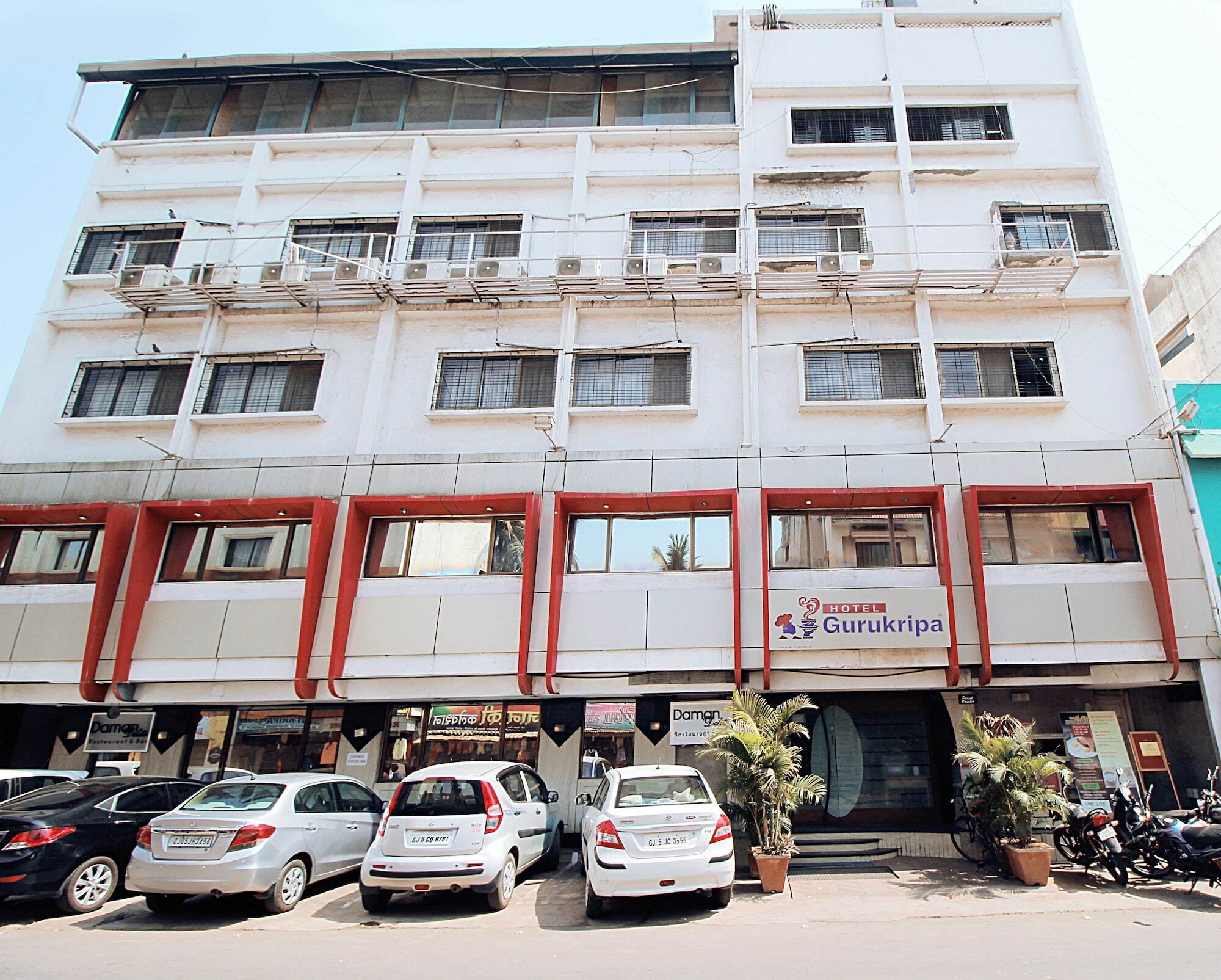 Hotel Gurukripa Daman Ngoại thất bức ảnh